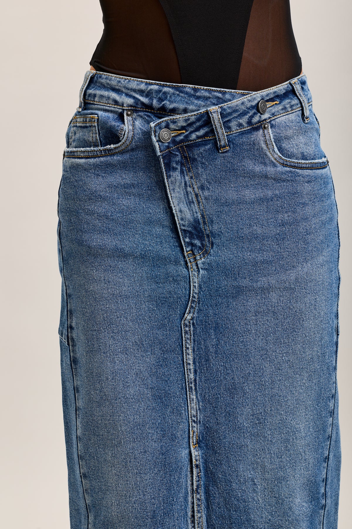Toxik3 mittellanger, geschlitzter Denim-Bleistiftrock mit asymmetrischer Konstruktion