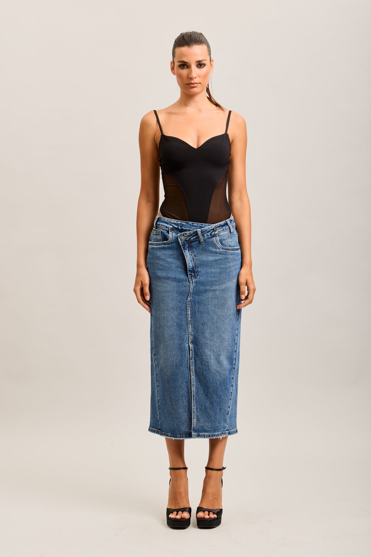 Toxik3 mittellanger, geschlitzter Denim-Bleistiftrock mit asymmetrischer Konstruktion