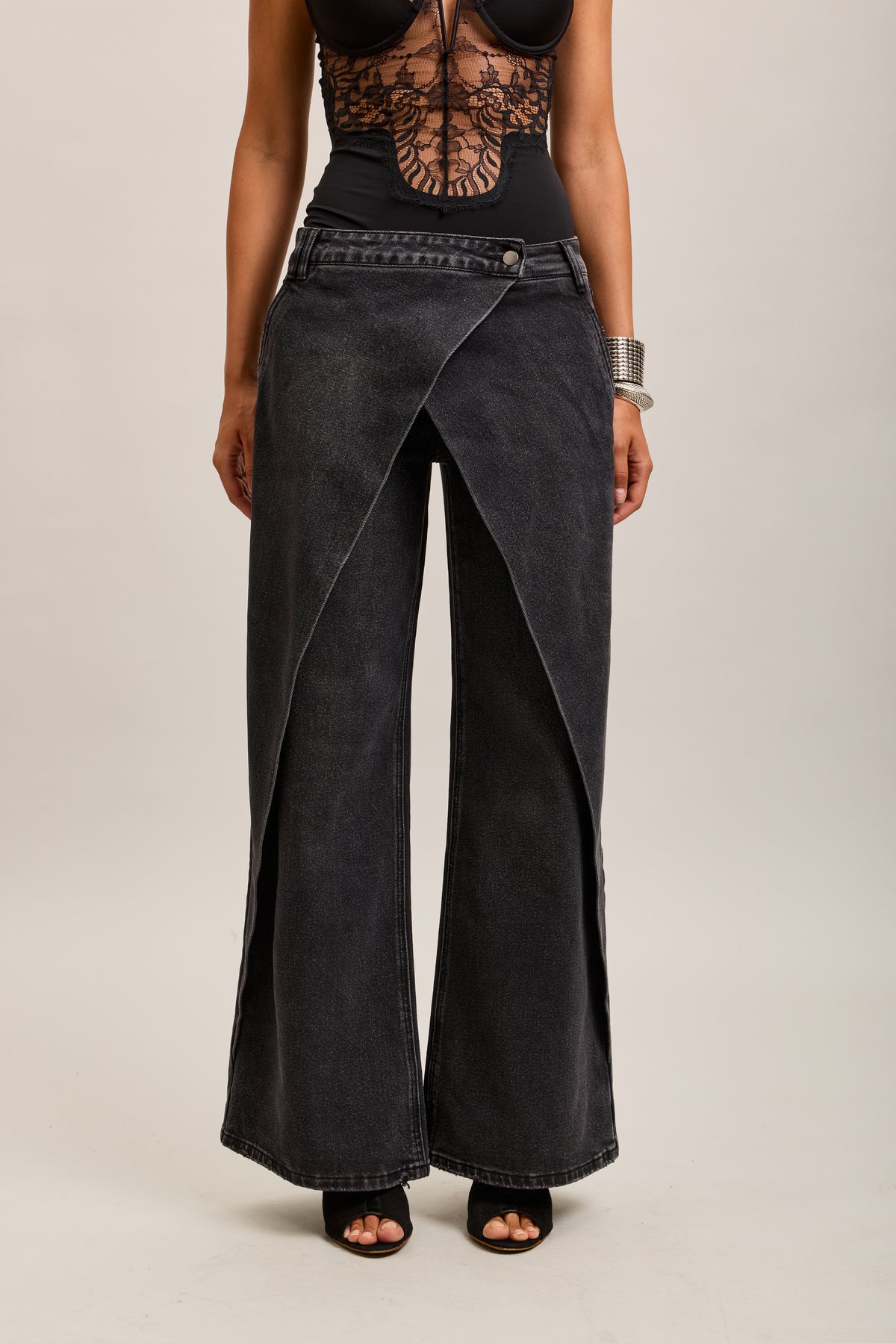 Toxik3 pantalones vaqueros extra anchos asimétricos de denim elástico