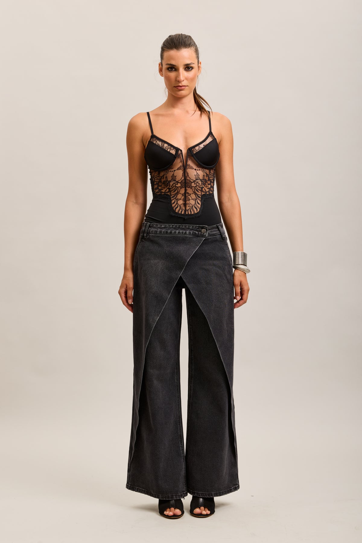 Toxik3 pantalones vaqueros extra anchos asimétricos de denim elástico