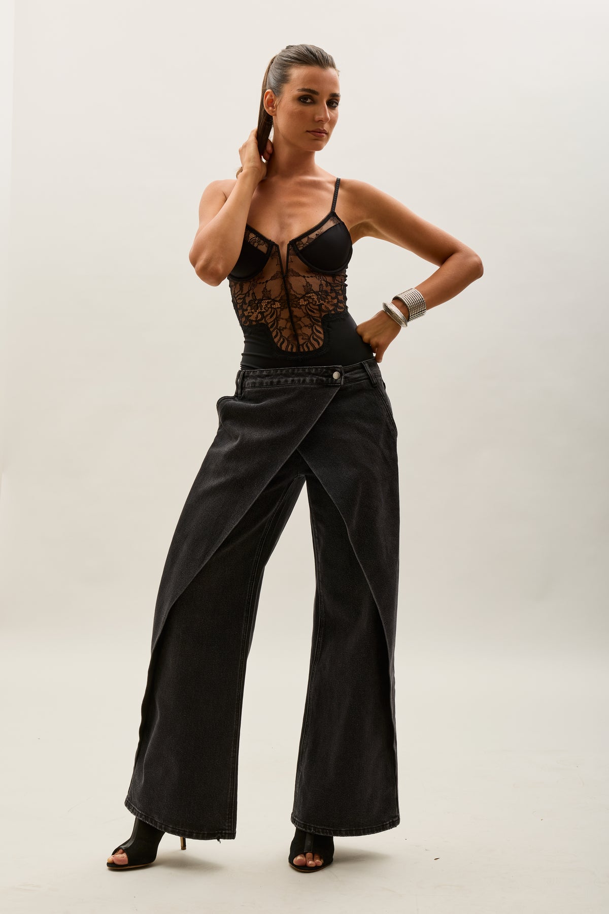 Toxik3 pantalones vaqueros extra anchos asimétricos de denim elástico