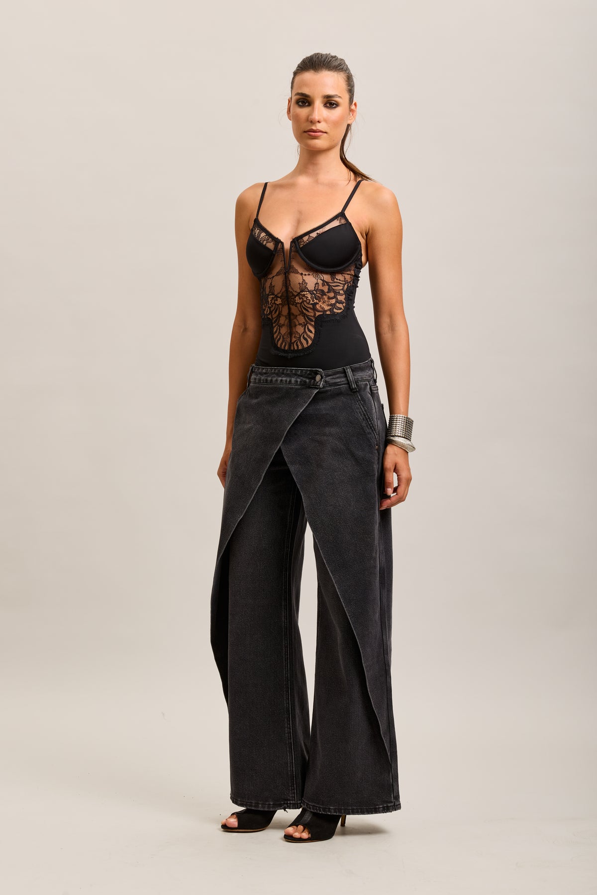 Toxik3 pantalones vaqueros extra anchos asimétricos de denim elástico