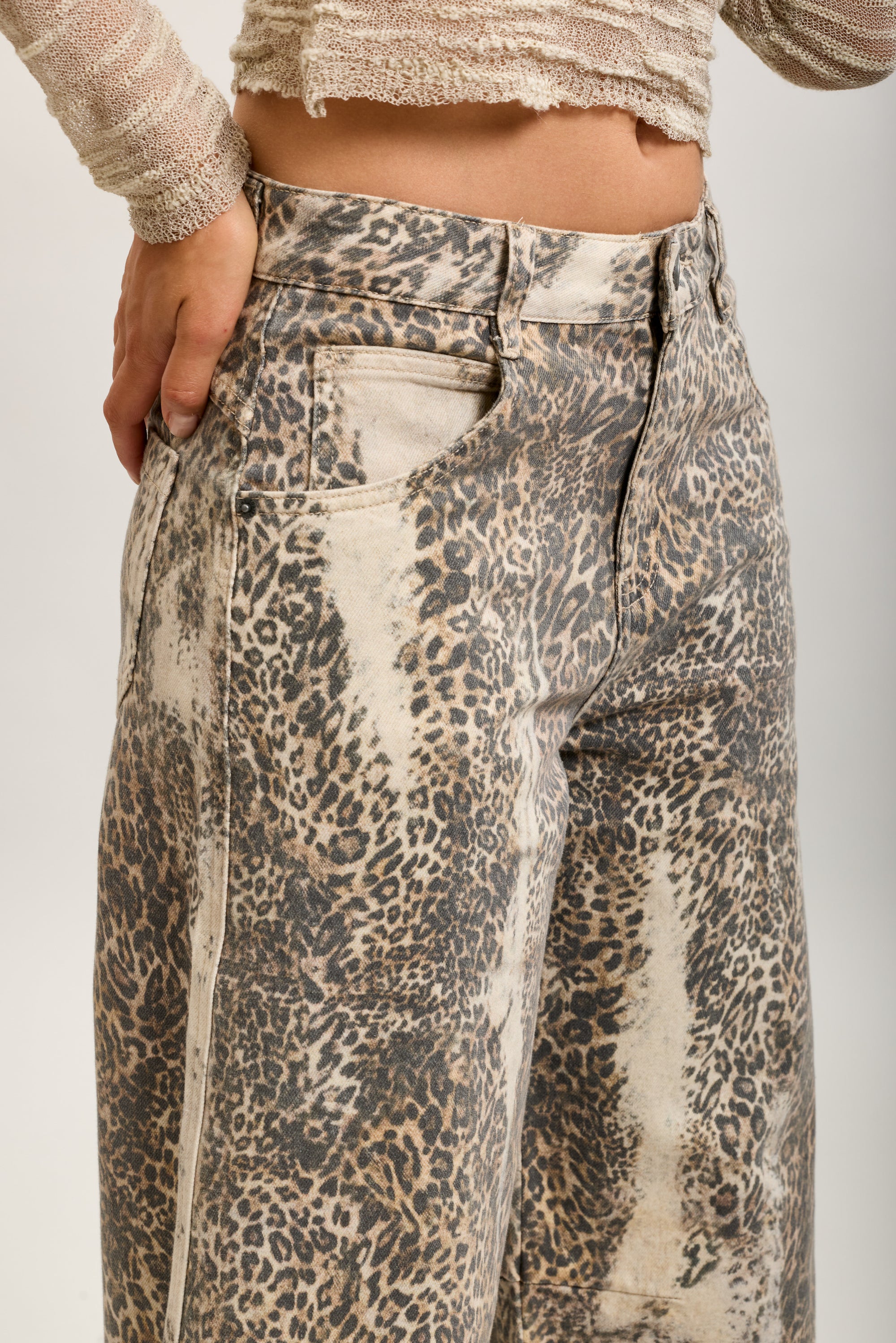 Toxik3 Ballon-Jeanshose aus Stretch-Denim mit Leopardenmuster