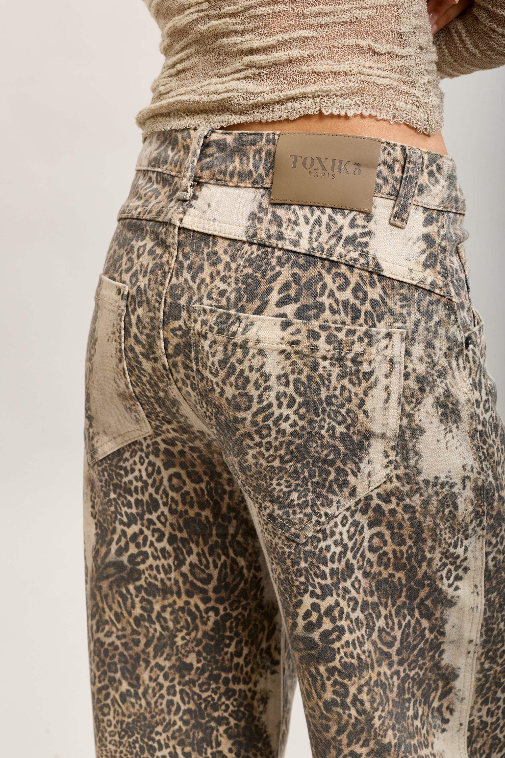 Toxik3 Ballon-Jeanshose aus Stretch-Denim mit Leopardenmuster