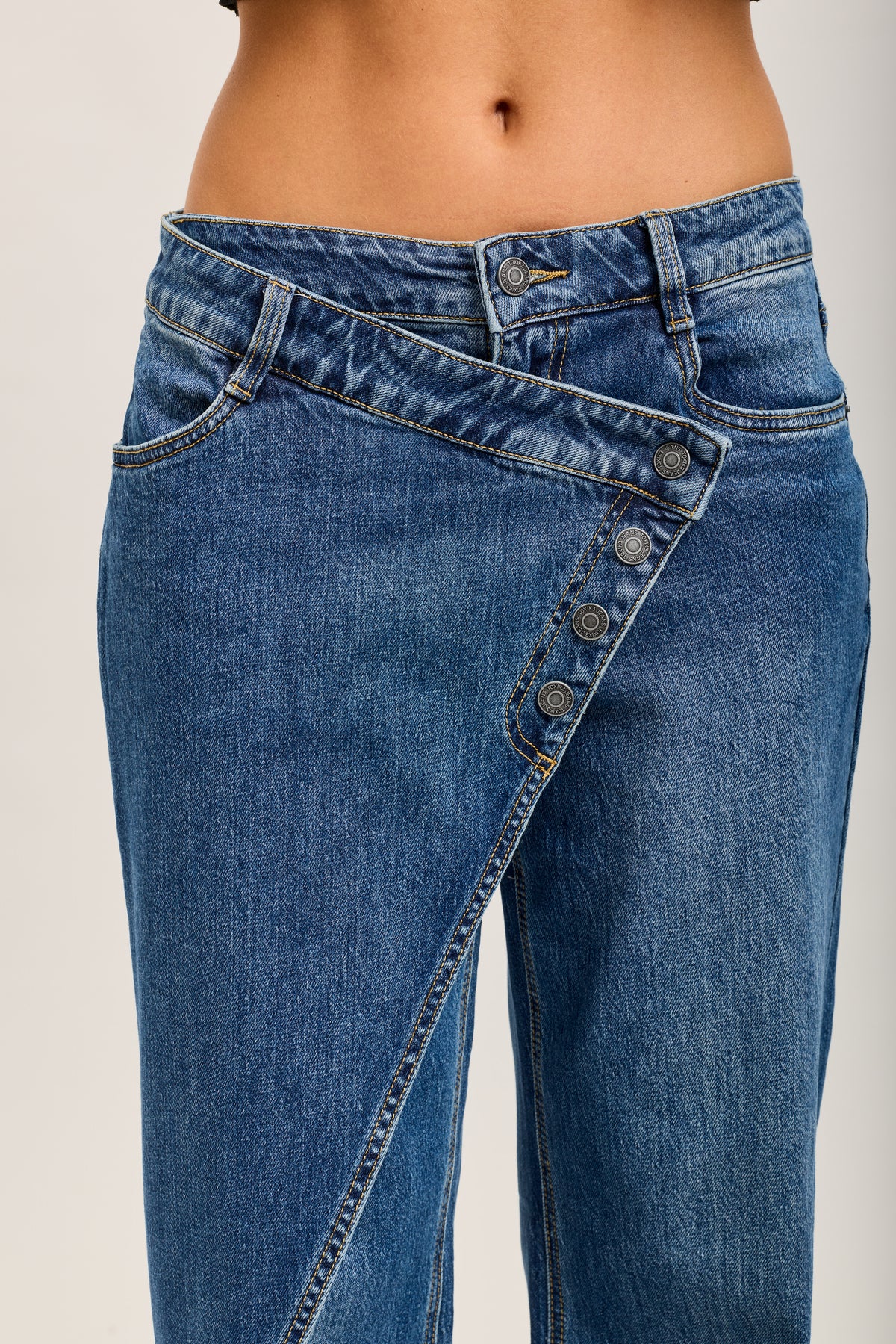 Toxik3 pantalon jean droit Lyocell fermeture asymétrique boutons