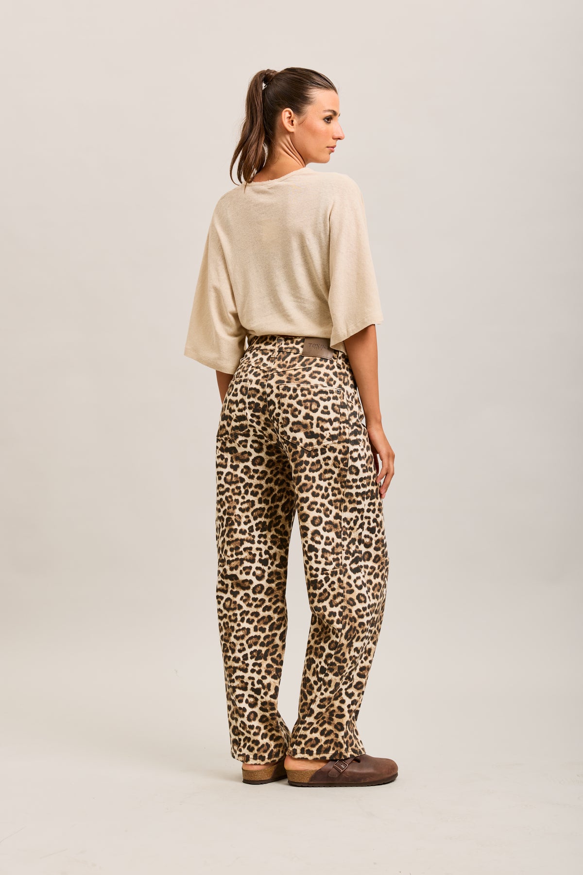 Toxik3 pantalones vaqueros globo de denim elástico con estampado de leopardo