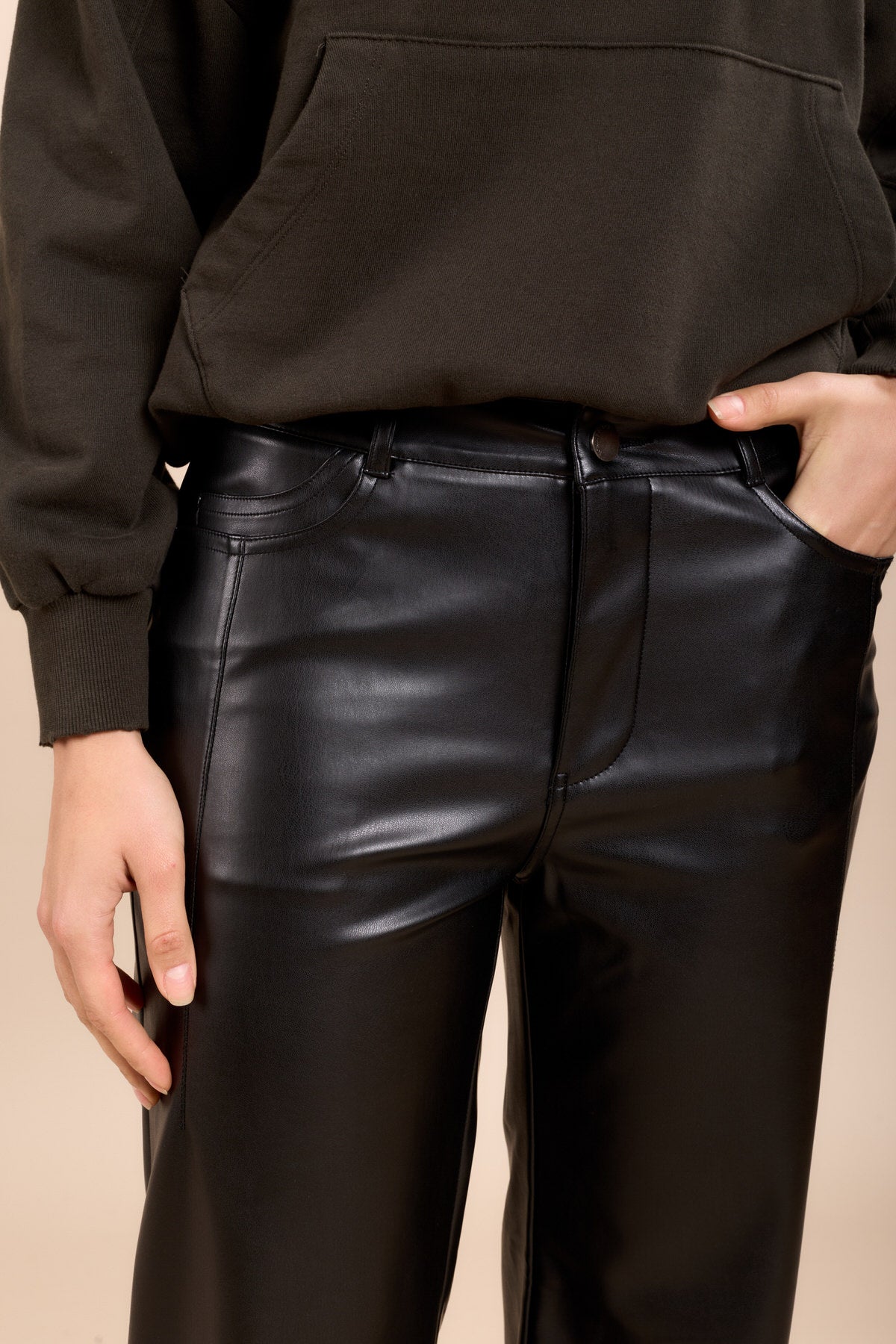 Toxik3 wijde imitatieleren broek met uitsparingen