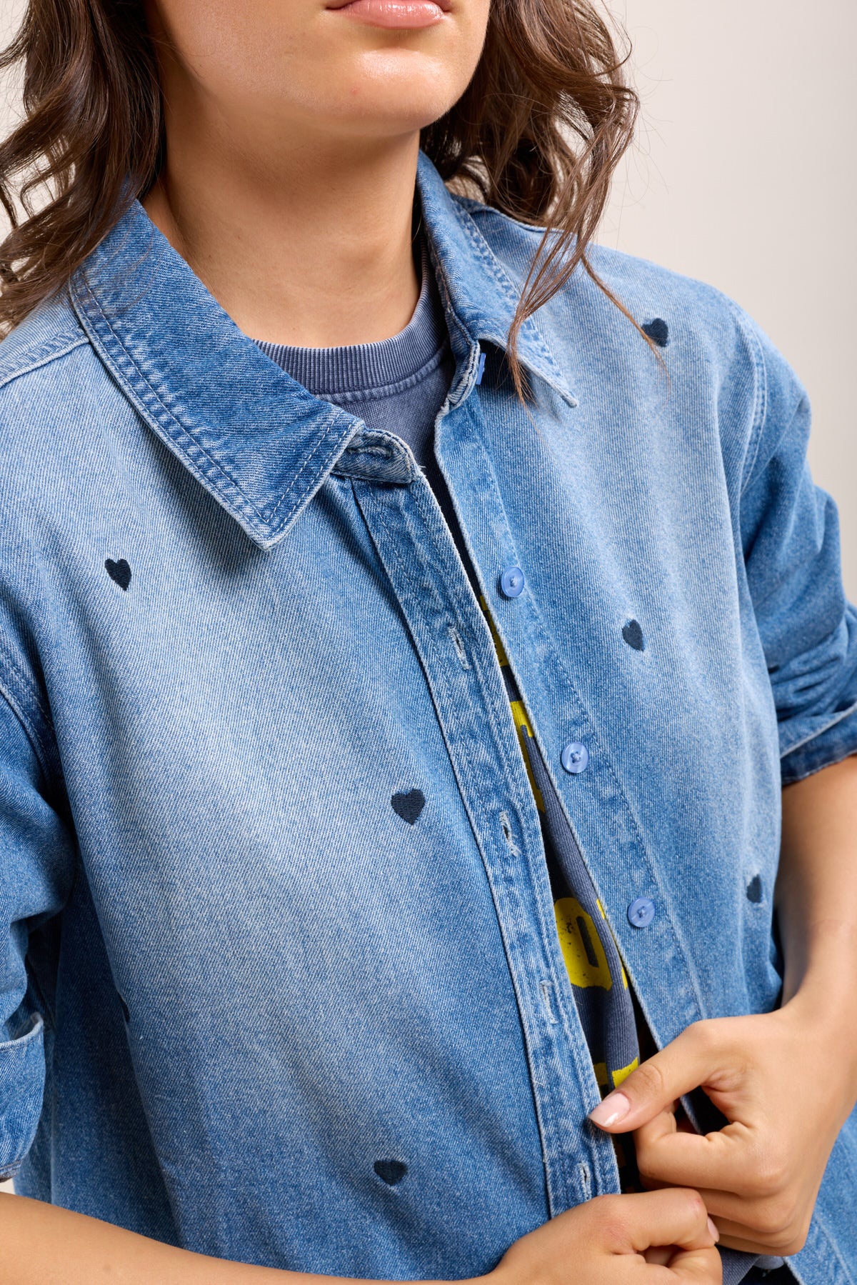 Toxik3 chemise en jean motifs brodés coeur