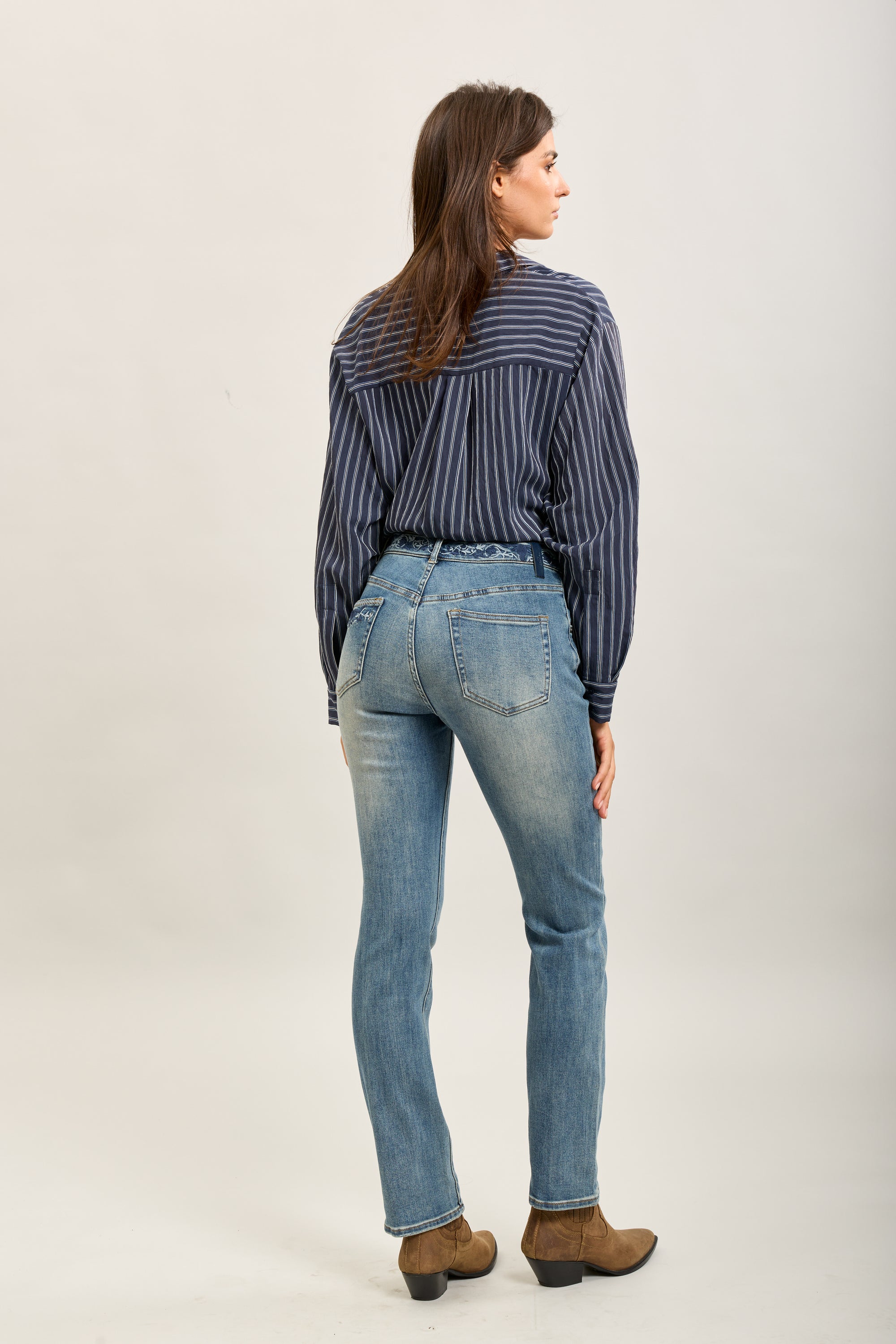Toxik3 gewaschene, gerade Jeans mit Büffel-Stickmustern