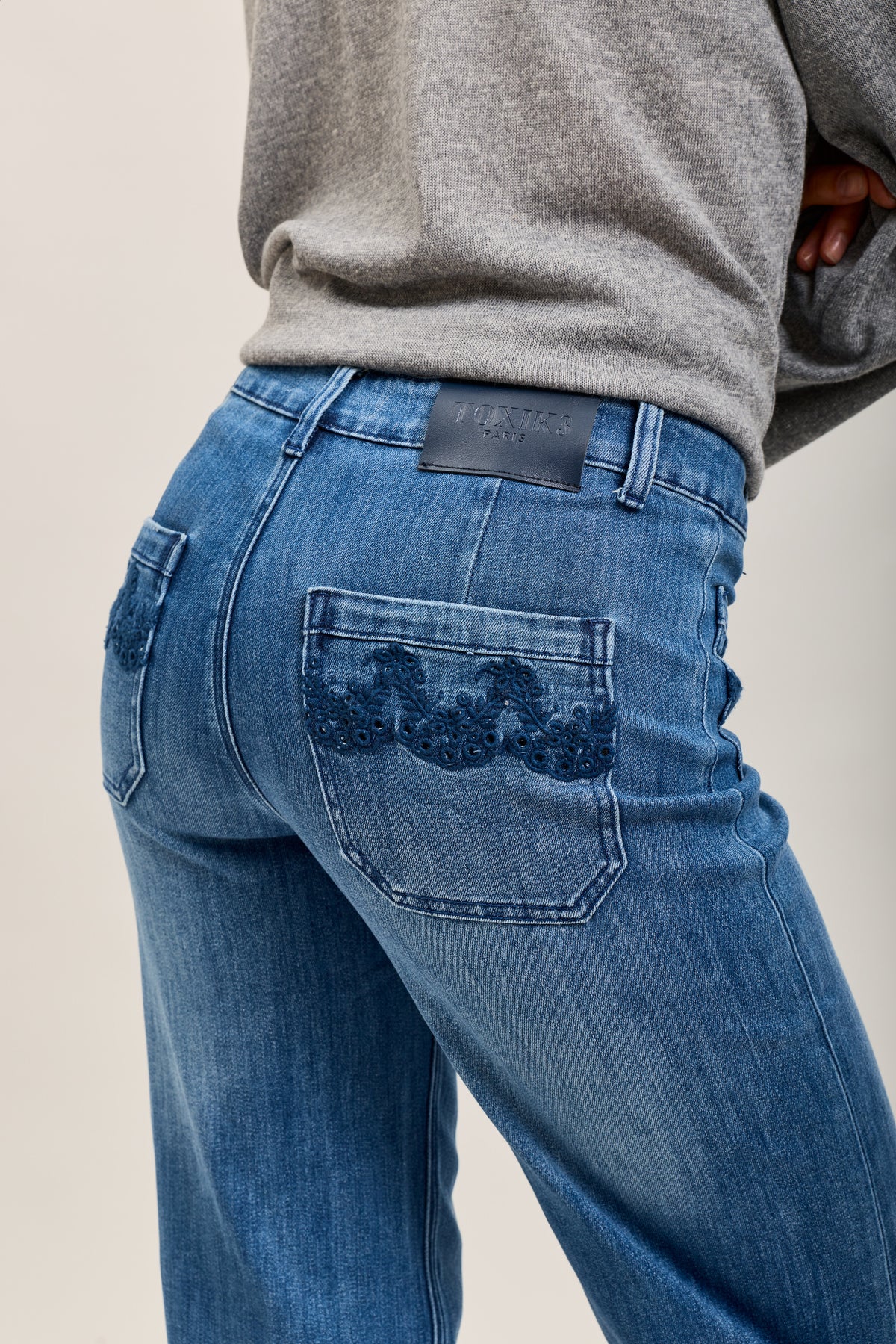 Toxik3 pantalon jean wide poches plaquées brodées