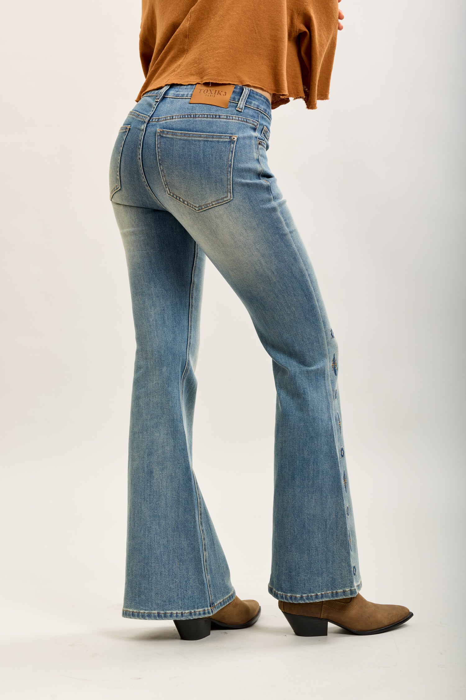 Toxik3 pantalon jean bootcut délavé denim stretch brodée