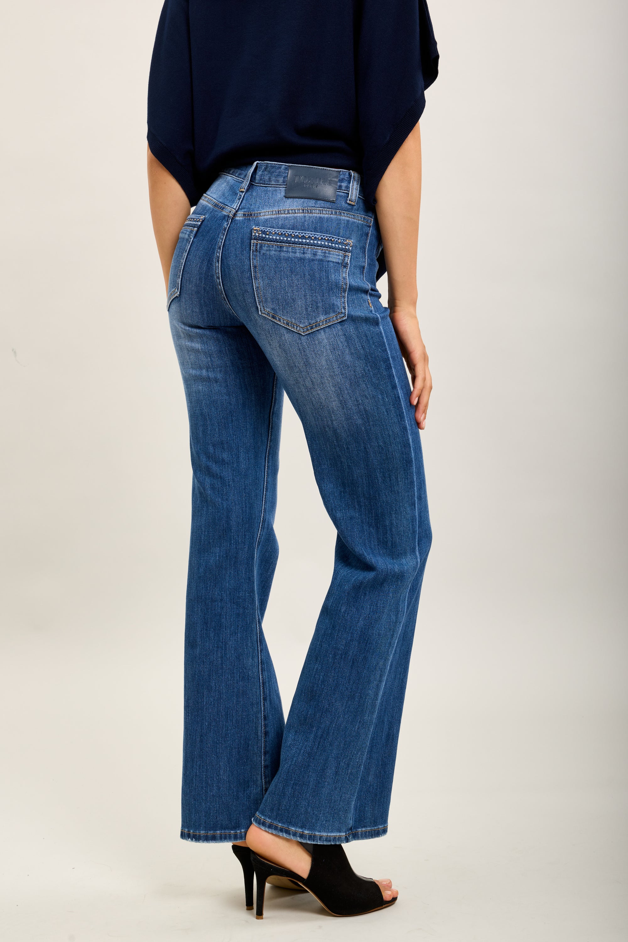 Pantalones vaqueros bootcut de denim elástico Toxik3 con bolsillos con tachuelas