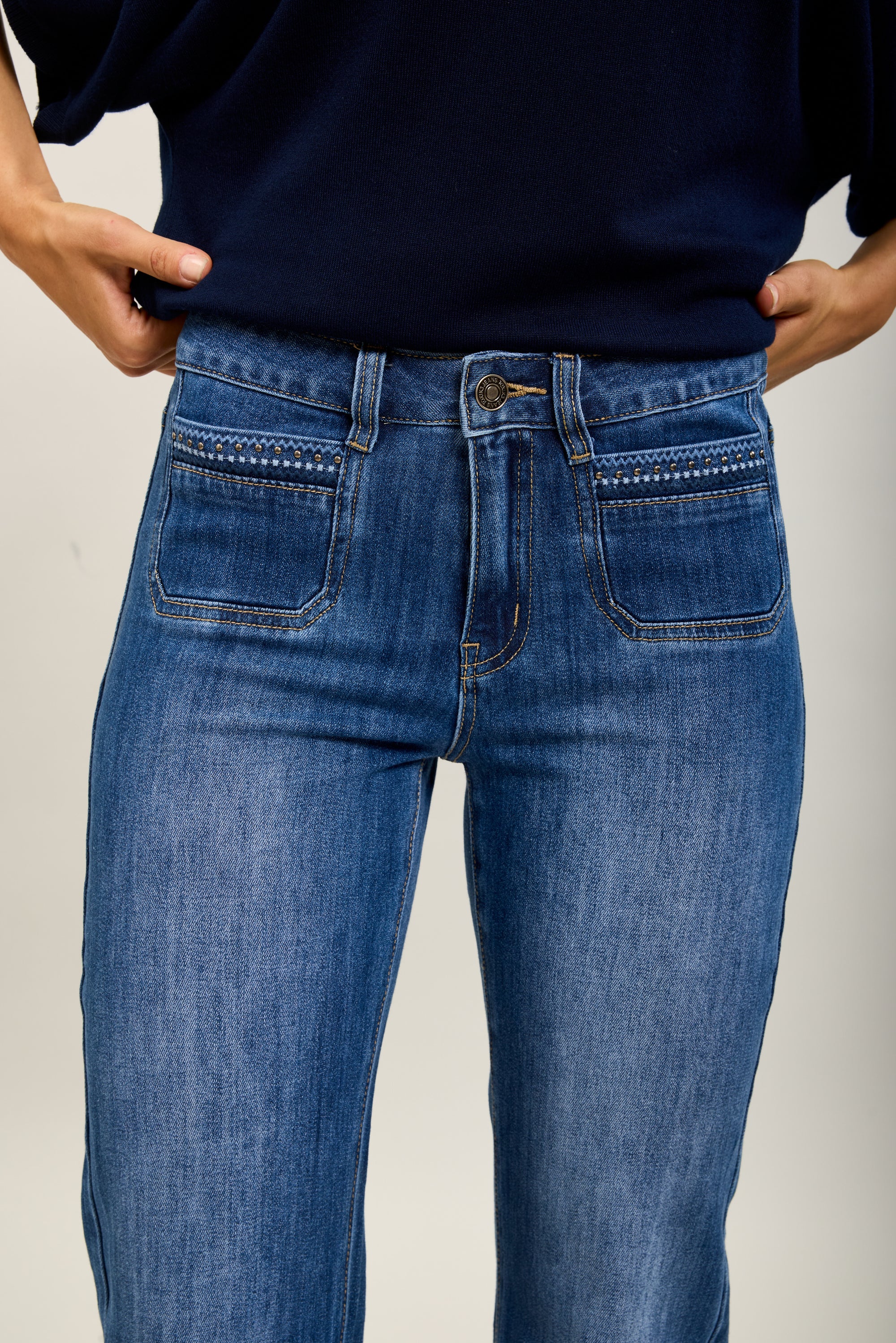 Pantalones vaqueros bootcut de denim elástico Toxik3 con bolsillos con tachuelas