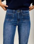 Pantalones vaqueros bootcut de denim elástico Toxik3 con bolsillos con tachuelas