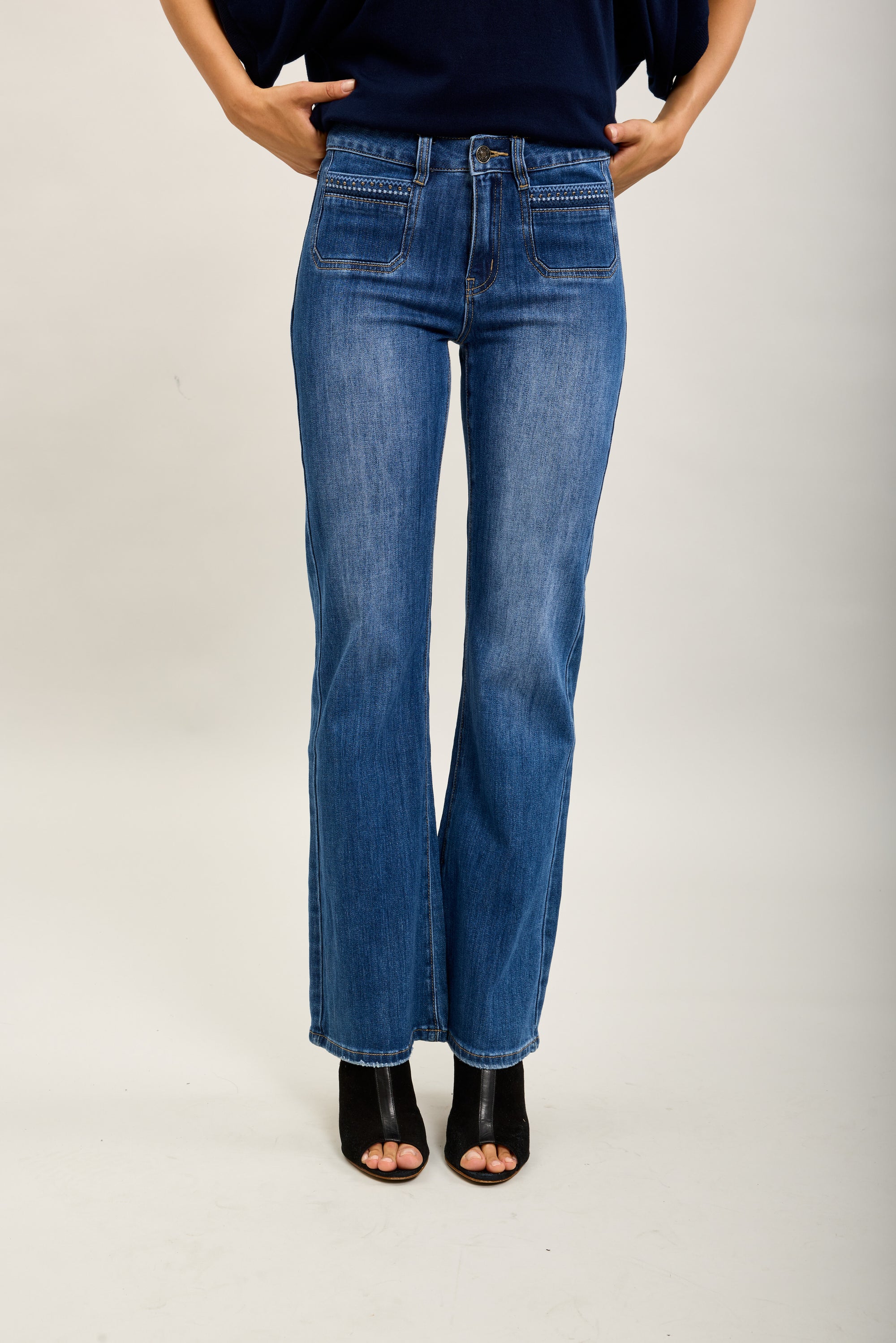 Pantalones vaqueros bootcut de denim elástico Toxik3 con bolsillos con tachuelas