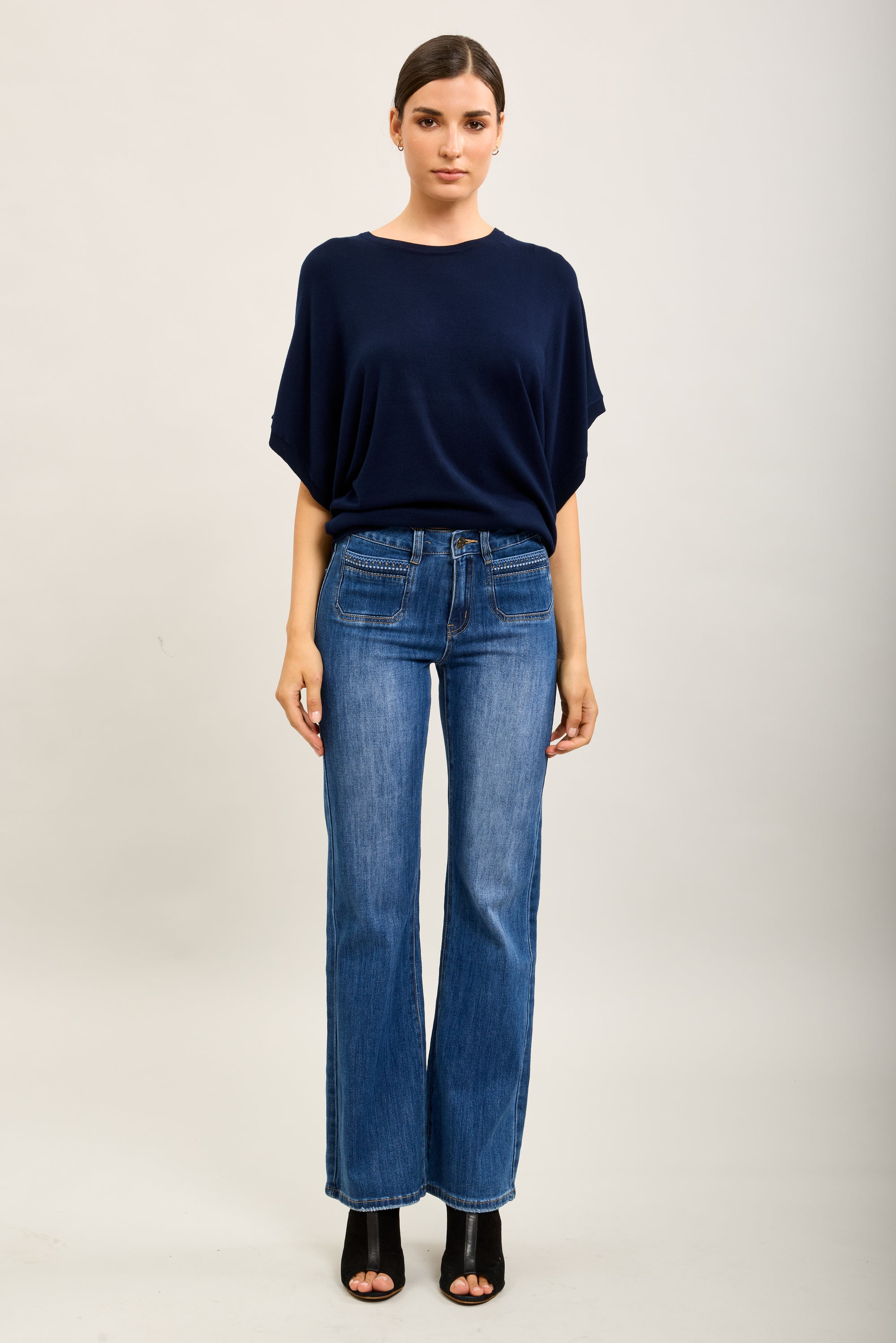 Pantalones vaqueros bootcut de denim elástico Toxik3 con bolsillos con tachuelas