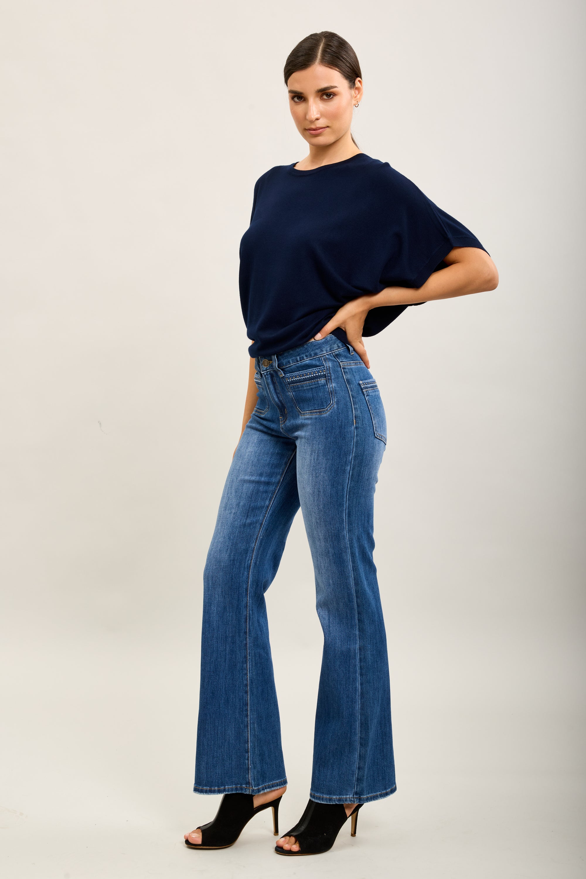 Pantalones vaqueros bootcut de denim elástico Toxik3 con bolsillos con tachuelas