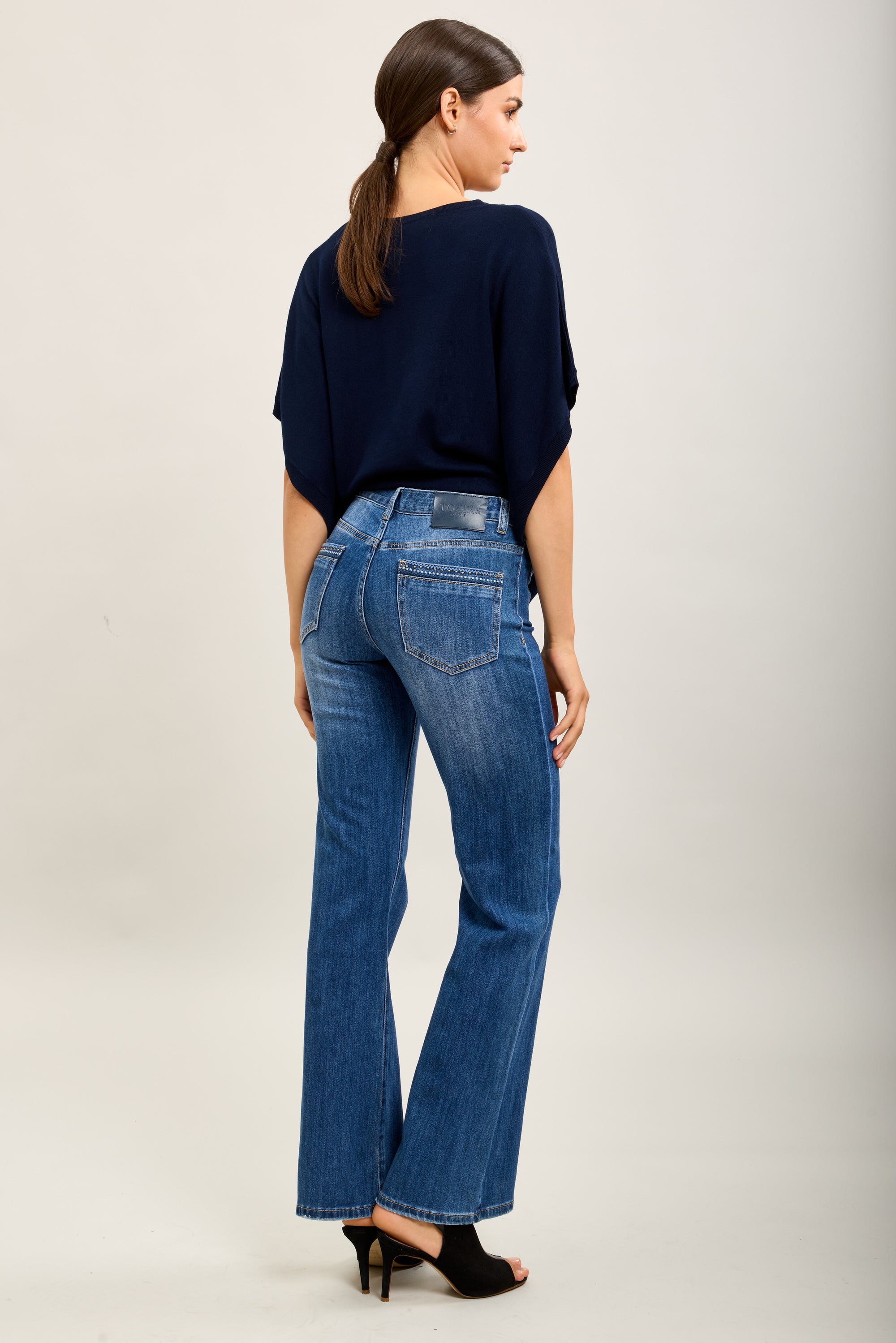 Pantalones vaqueros bootcut de denim elástico Toxik3 con bolsillos con tachuelas