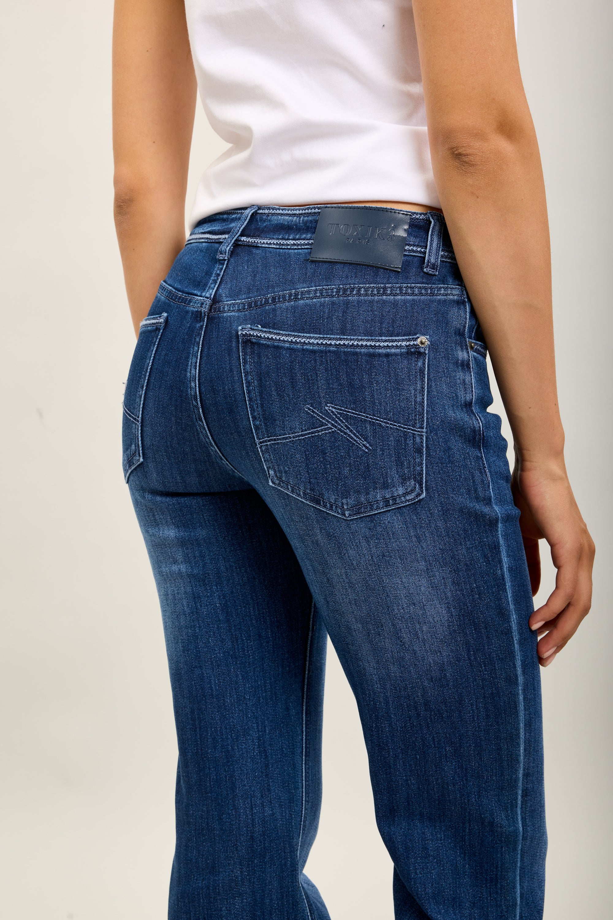 Toxik3 doppelt genähte Bootcut-Jeanshose aus Stretch-Denim