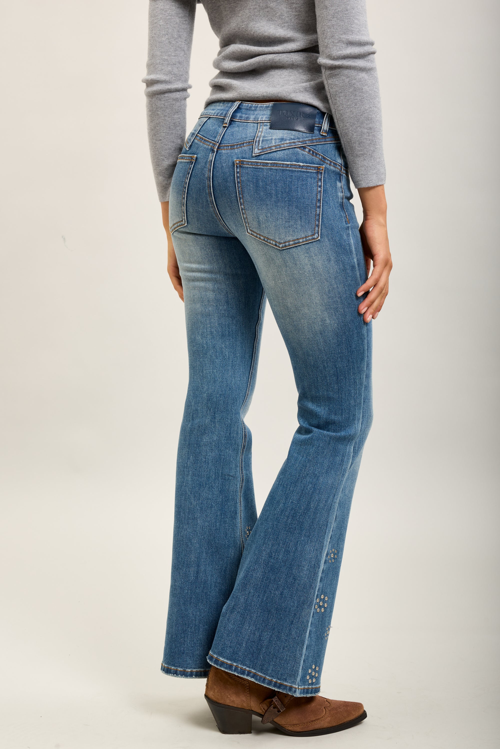 Toxik3 Bootcut-Jeanshose aus Stretch-Denim mit Nieten