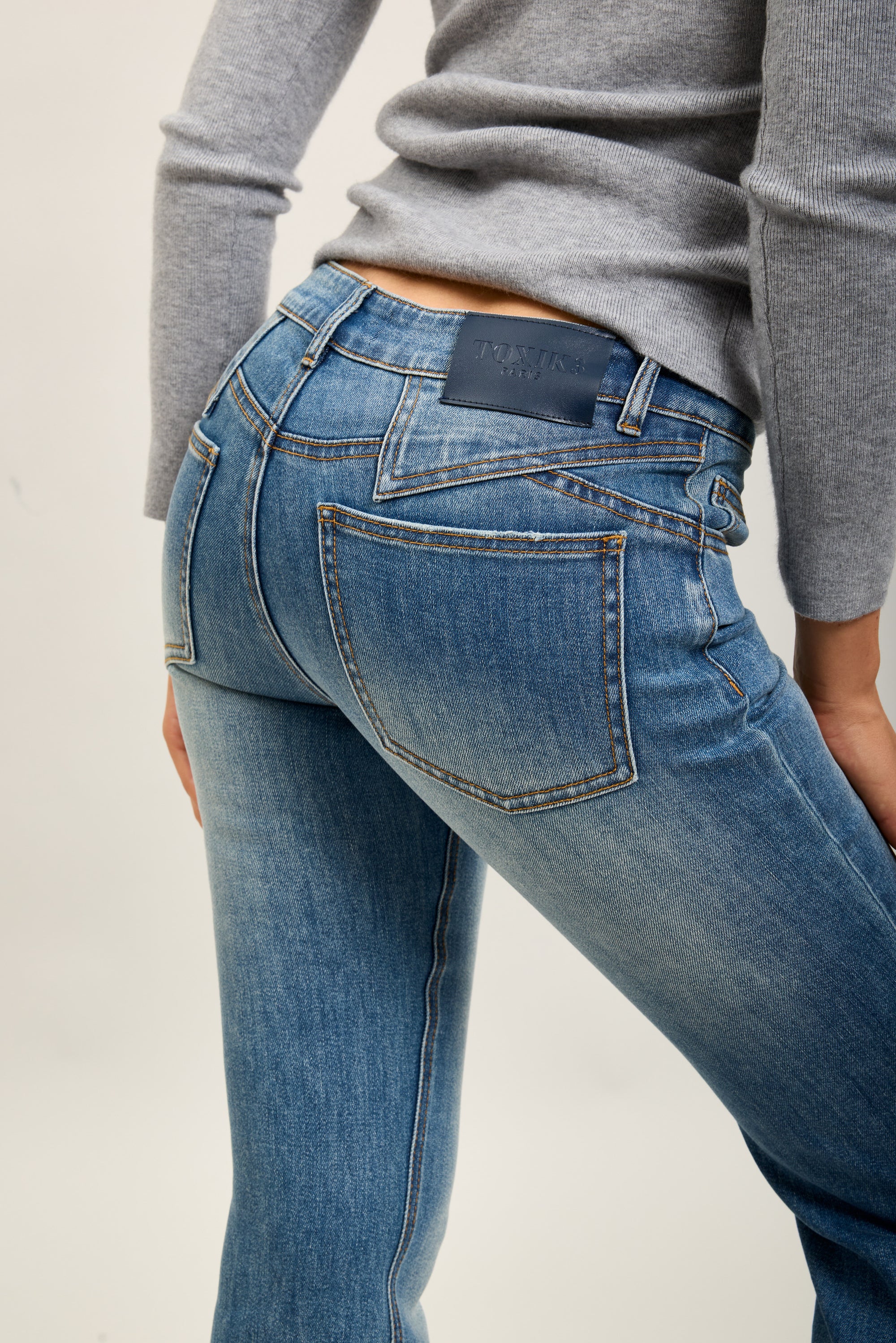 Toxik3 Bootcut-Jeanshose aus Stretch-Denim mit Nieten