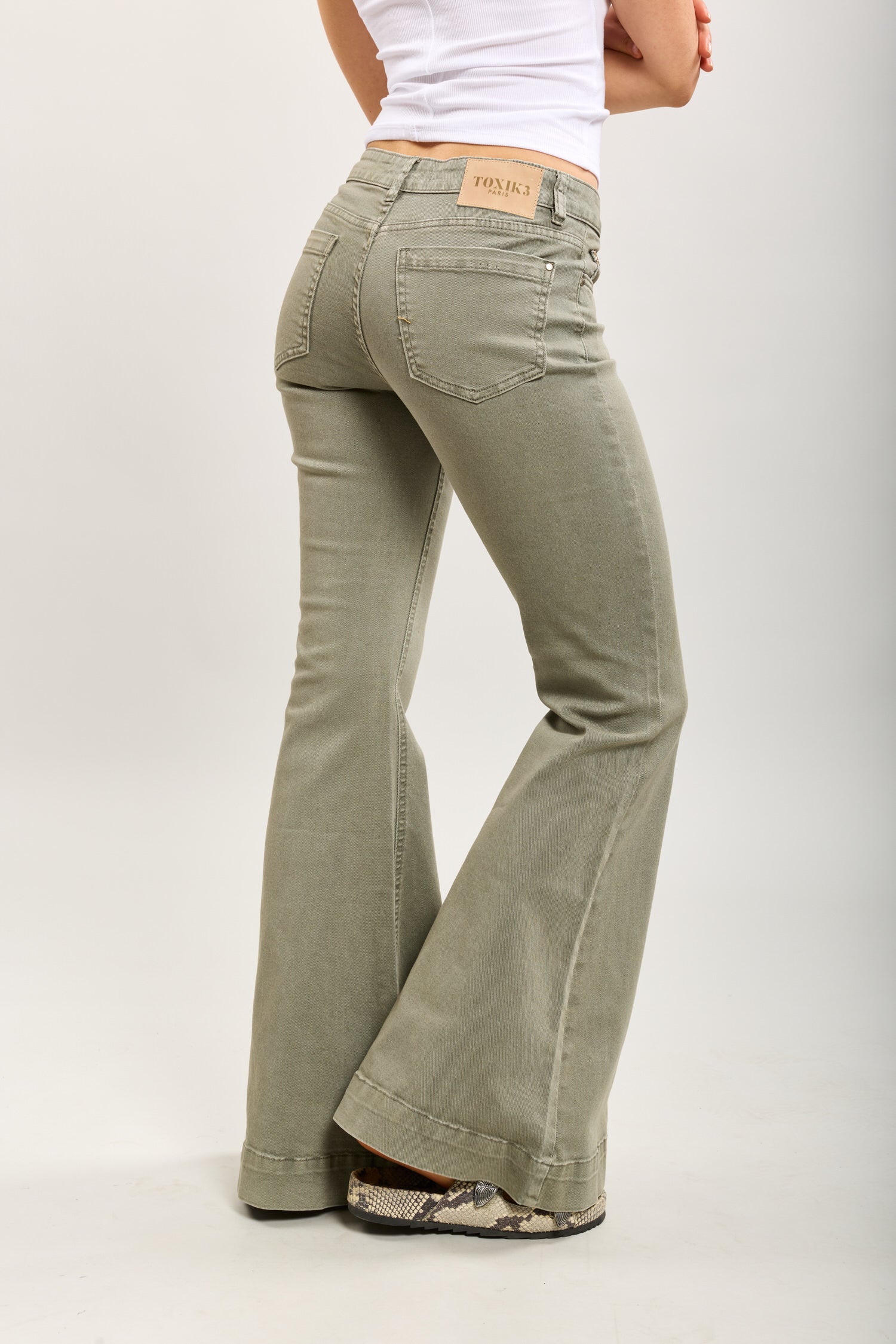 Pantalones vaqueros acampanados de denim elástico Toxik3